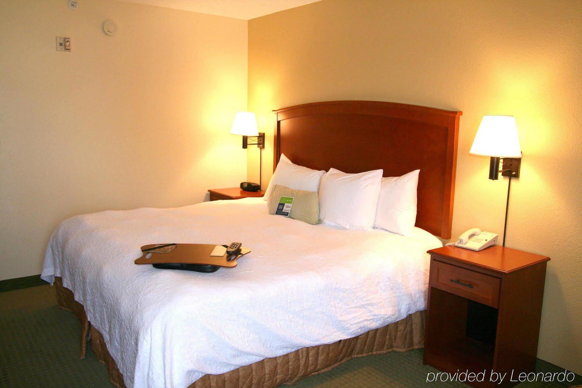 Hyatt Place Tucson Central Room photo