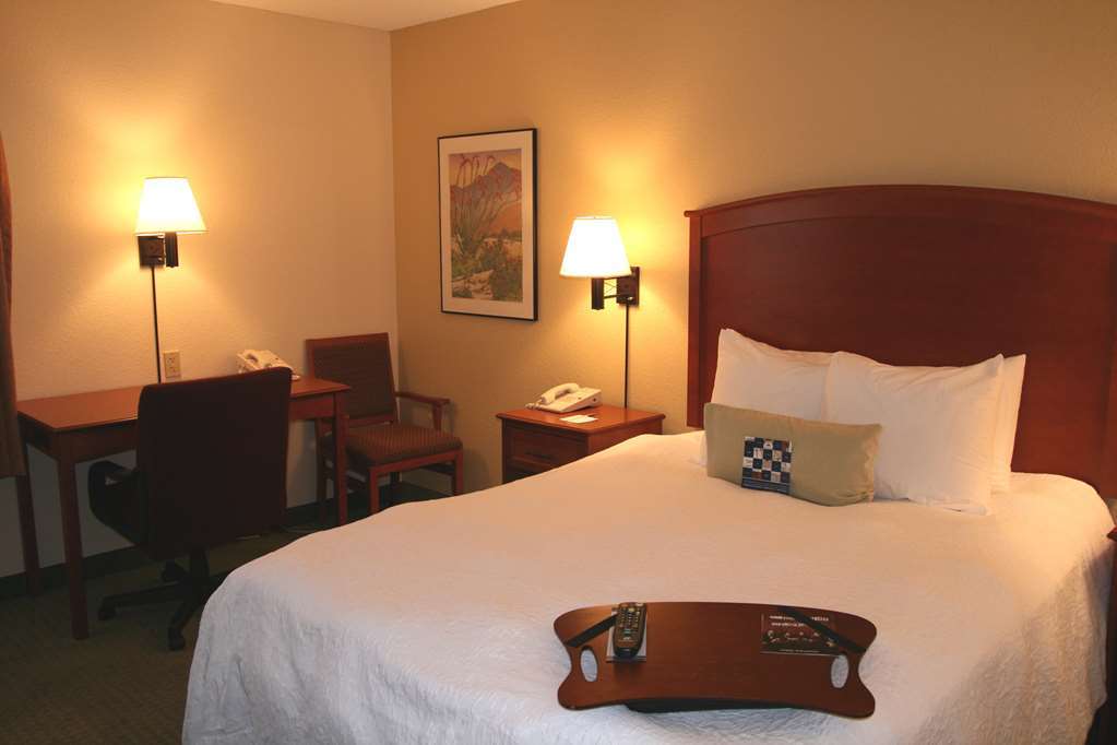 Hyatt Place Tucson Central Room photo